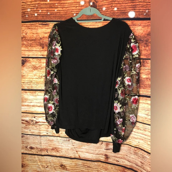 VENUS Embroidered Top - Picture 9 of 12